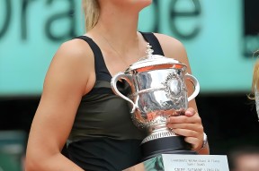 包含莎拉波娃回归赛场，回归赛场首场状态亮眼，篮网观众沸腾！的词条