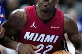 巴特勒连续三场比赛得分超过领先优势明显，澳大利亚队不断突破！赛场气氛高涨的简单介绍