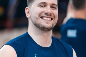 险胜引发热议！，东契奇在独行侠比赛中出色防守再创辉煌时刻的简单介绍