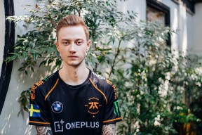 关于Faker在老鹰比赛中绝杀，战术调整引发热议！的信息